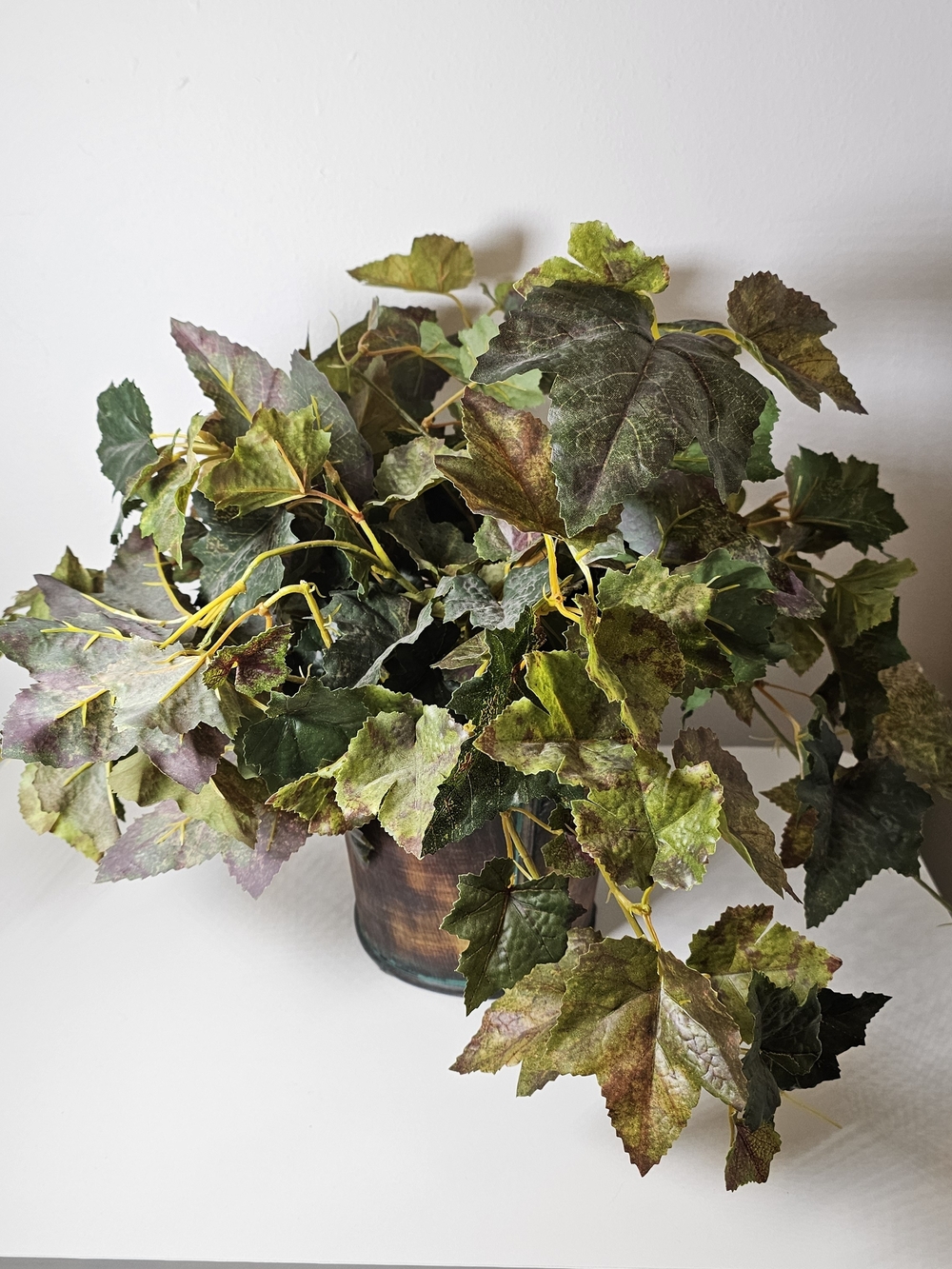 Faux Ivy Leaf Potted Accent in Green